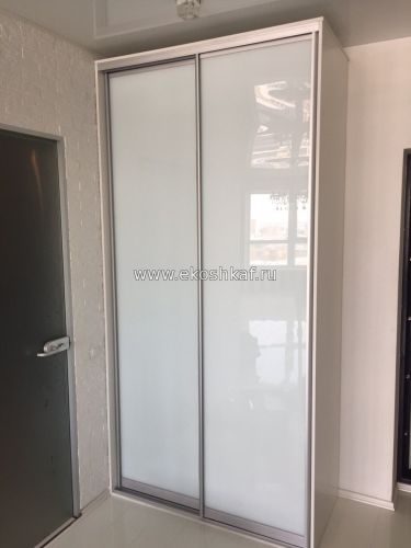 Встроенный шкаф-купе с глянцевыми белыми дверями