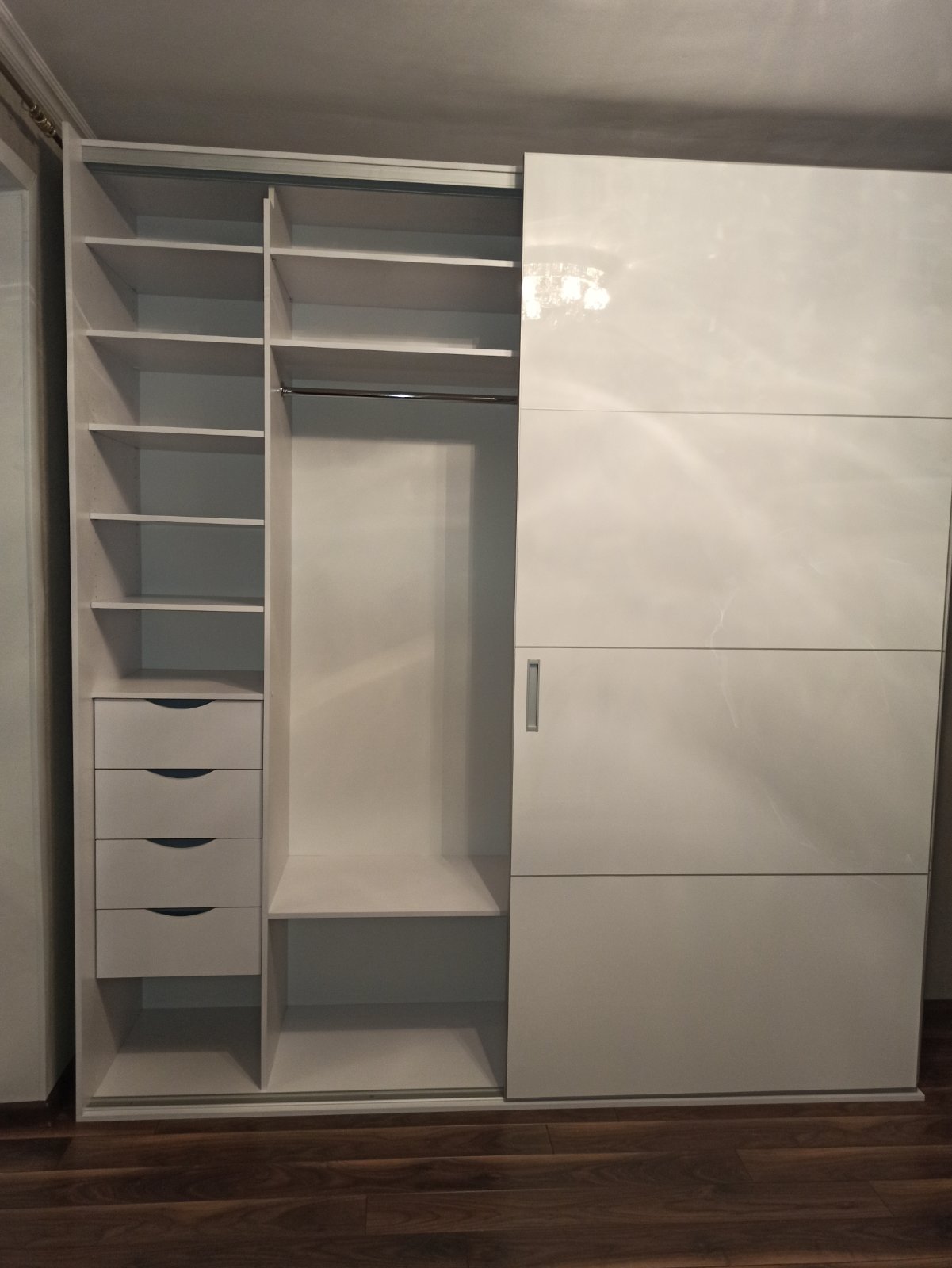 Шкаф с подвесной системой дверей-купе на заказ от производителя в Перми